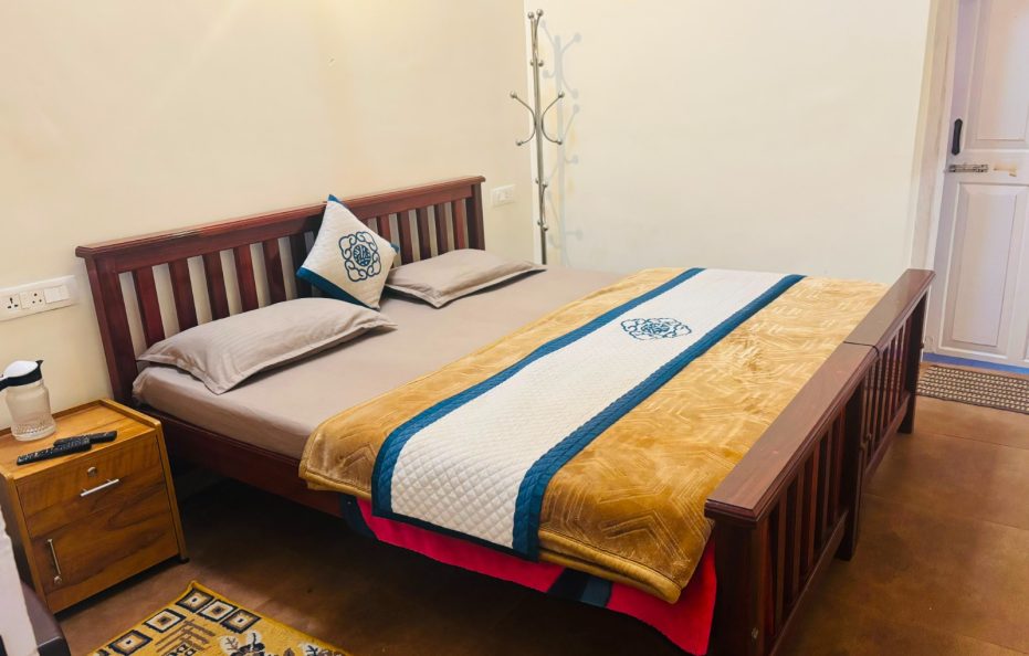 Double Bed Room – Little Shola